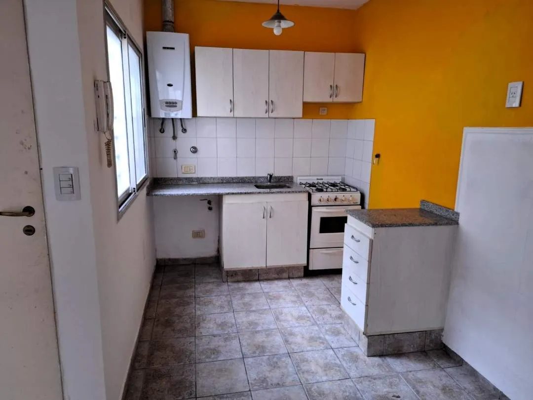 POLA 2900, MATADEROS. PH de 2 ambientes con PATIO.  Bajas Expensas. Excelente estado