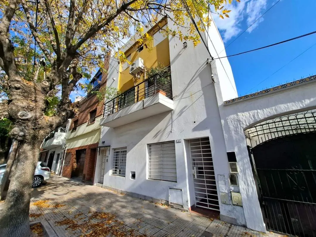 POLA 2900, MATADEROS. PH de 2 ambientes con PATIO.  Bajas Expensas. Excelente estado