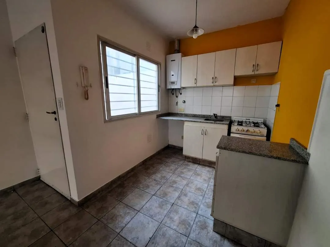 POLA 2900, MATADEROS. PH de 2 ambientes con PATIO.  Bajas Expensas. Excelente estado