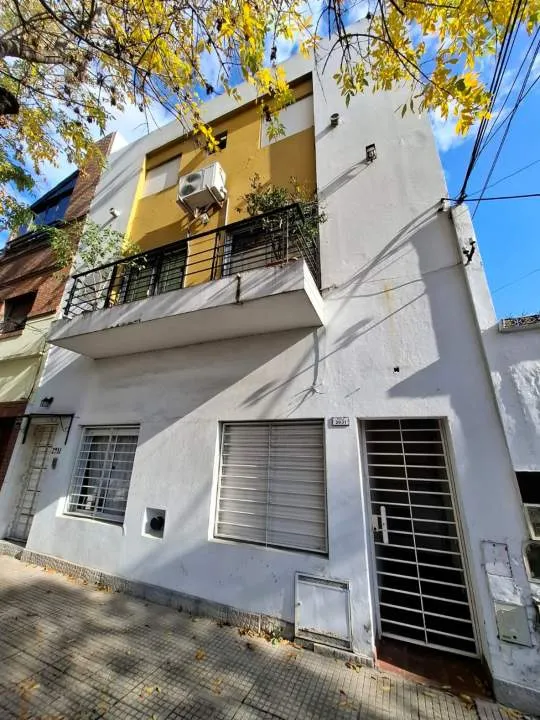 POLA 2900, MATADEROS. PH de 2 ambientes con PATIO.  Bajas Expensas. Excelente estado