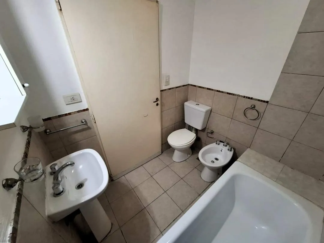 POLA 2900, MATADEROS. PH de 2 ambientes con PATIO.  Bajas Expensas. Excelente estado