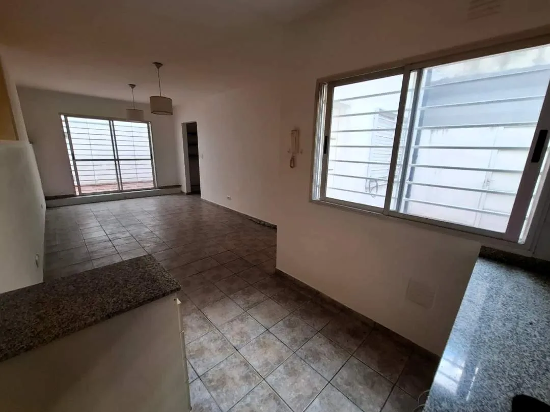 POLA 2900, MATADEROS. PH de 2 ambientes con PATIO.  Bajas Expensas. Excelente estado