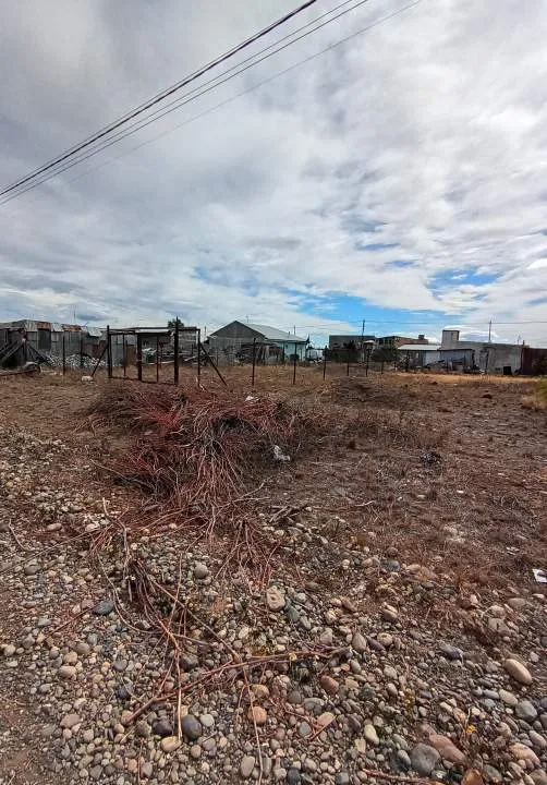 TERRENO B° SAN BENITO CALLE 5 ENTRE CALLE 6 Y CALLE 8 ✅ Medidas: 12,50 x 25 (Mza 35/Parc 7) ✅ Excelente Ubicación, Zona Alta  ✅ Cercado con Portón de ingreso y nivelado ✅ Listo para construir