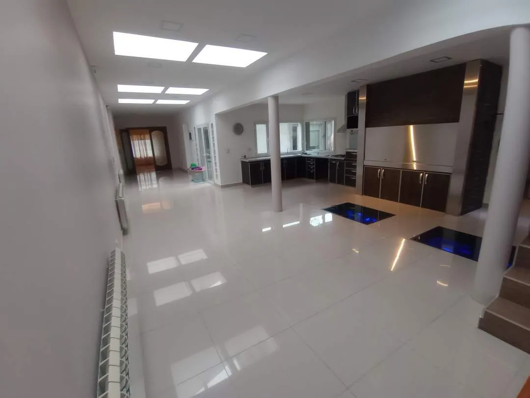 CASA 4 DORMITORIOS, LIVING, COMEDOR, COCINA, QUINCHO, LAVADERO, DESPENSA, 3 BAÑOS, CAVA DE VINOS