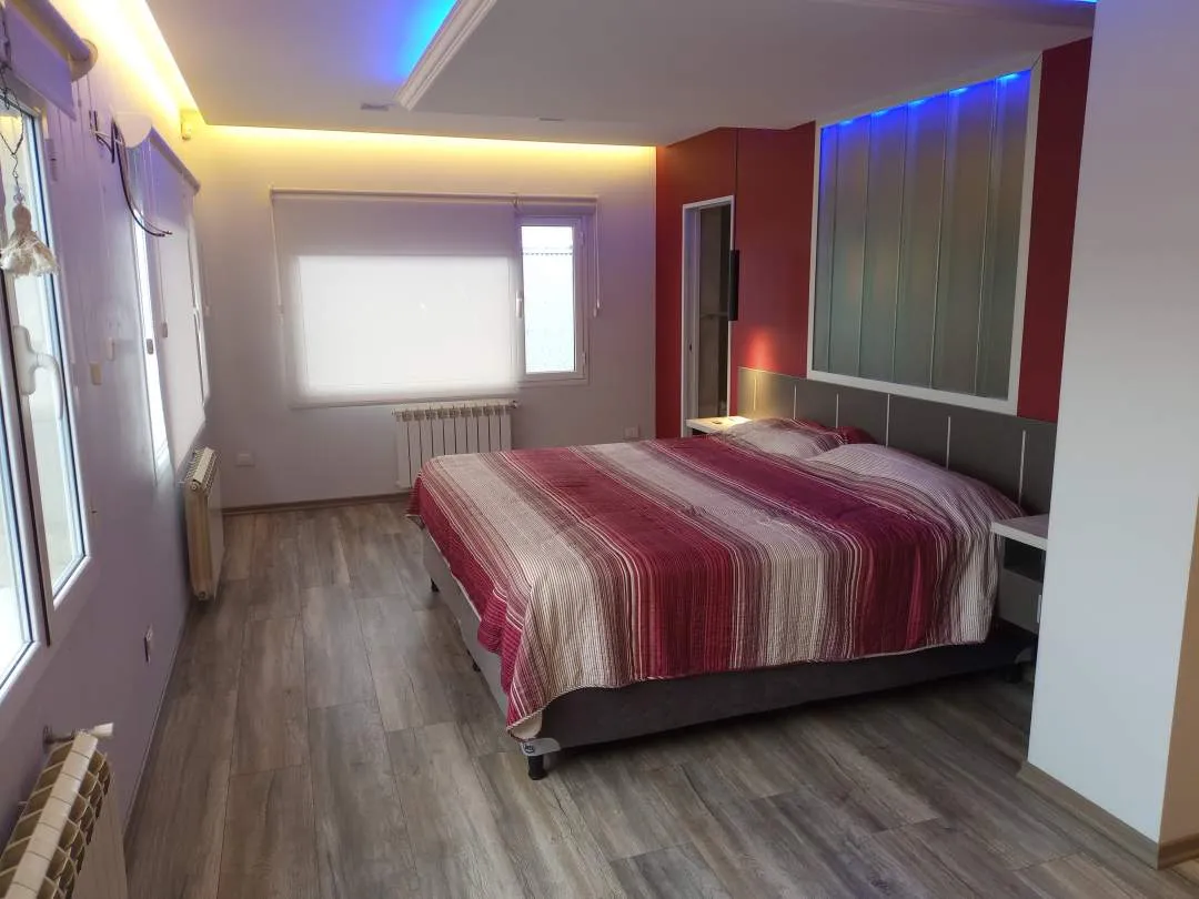 CASA 4 DORMITORIOS, LIVING, COMEDOR, COCINA, QUINCHO, LAVADERO, DESPENSA, 3 BAÑOS, CAVA DE VINOS