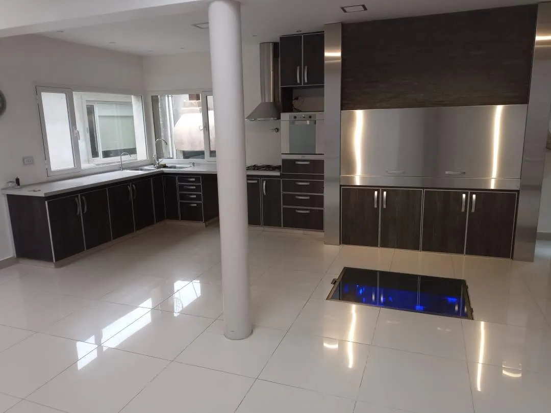 CASA 4 DORMITORIOS, LIVING, COMEDOR, COCINA, QUINCHO, LAVADERO, DESPENSA, 3 BAÑOS, CAVA DE VINOS