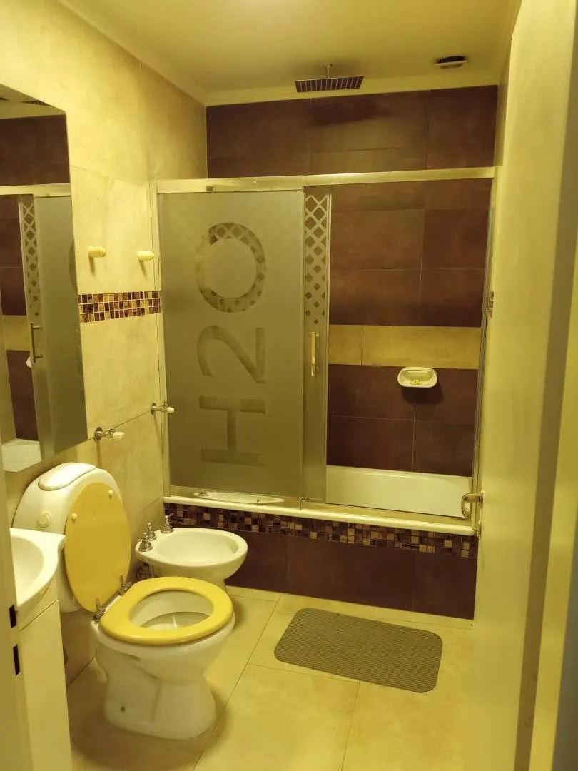 CASA 4 DORMITORIOS, LIVING, COMEDOR, COCINA, QUINCHO, LAVADERO, DESPENSA, 3 BAÑOS, CAVA DE VINOS