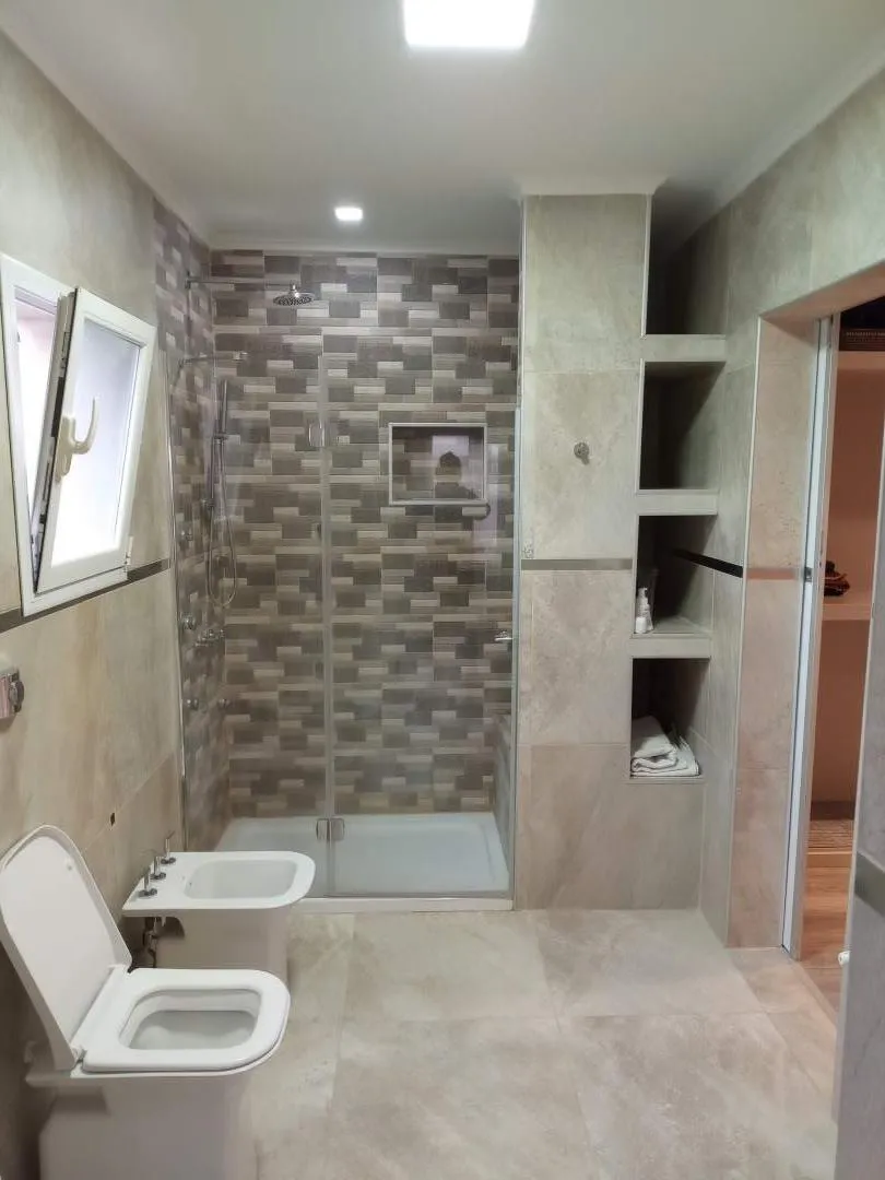 CASA 4 DORMITORIOS, LIVING, COMEDOR, COCINA, QUINCHO, LAVADERO, DESPENSA, 3 BAÑOS, CAVA DE VINOS