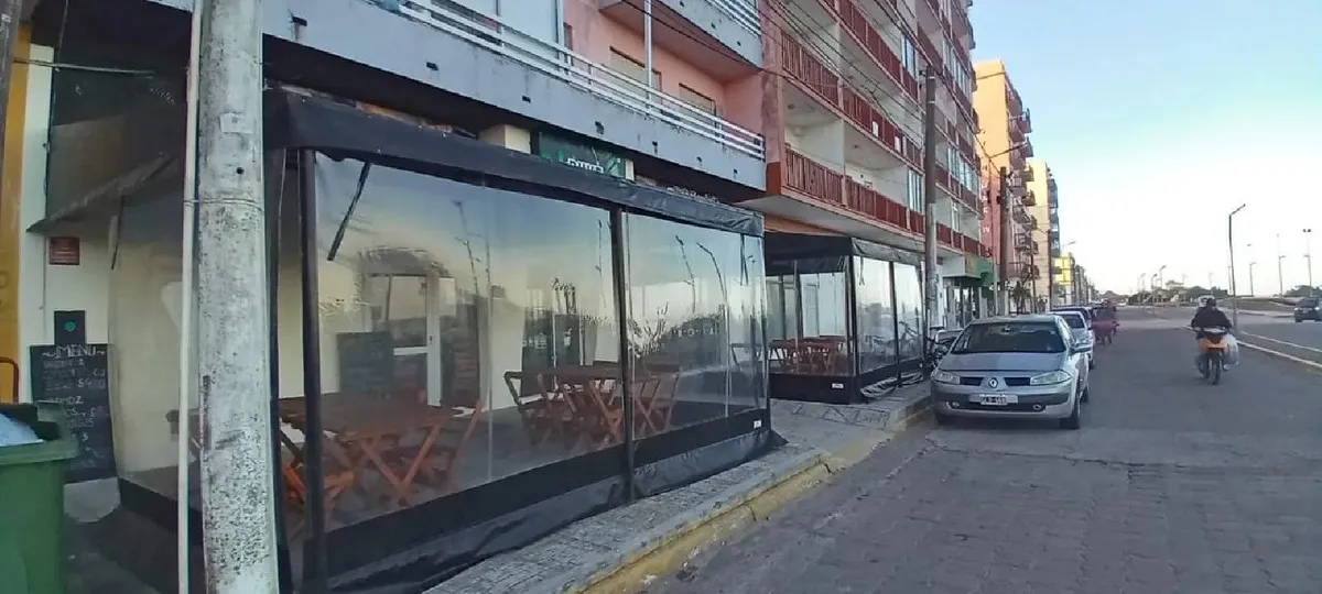 2 Locales En Block 115m2 Sobre Peatonal.