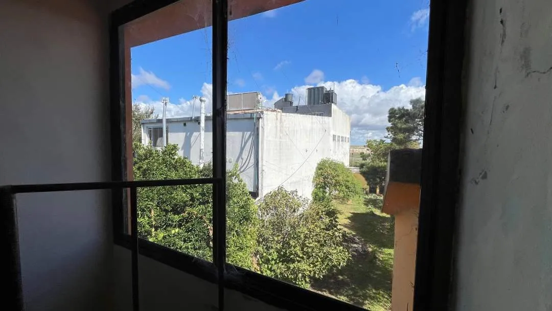 CASA SOLA EN LOTE CON LOCAL  DE 30m2 ¡FRENTE A LA RUTA!