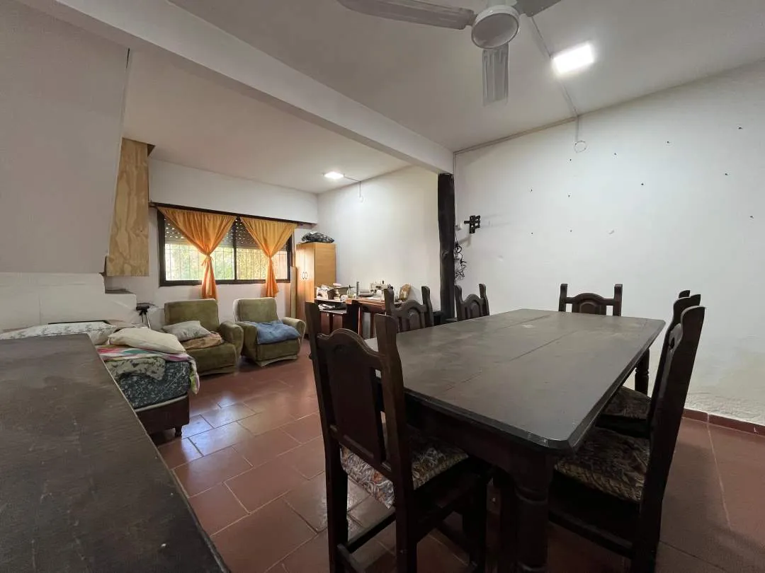 CASA SOLA EN LOTE CON LOCAL  DE 30m2 ¡FRENTE A LA RUTA!