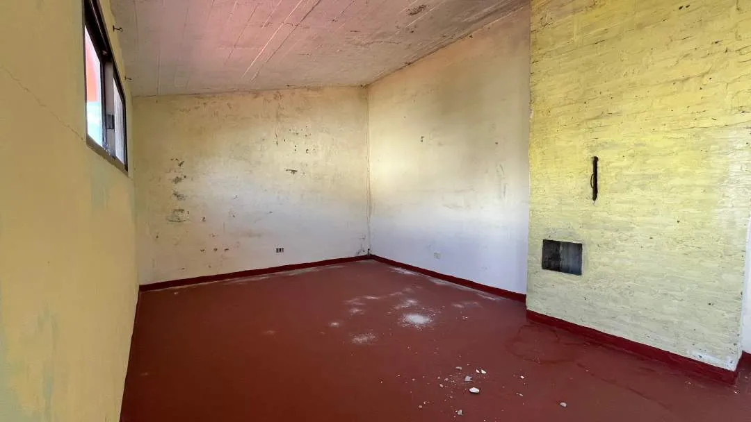 CASA SOLA EN LOTE CON LOCAL  DE 30m2 ¡FRENTE A LA RUTA!