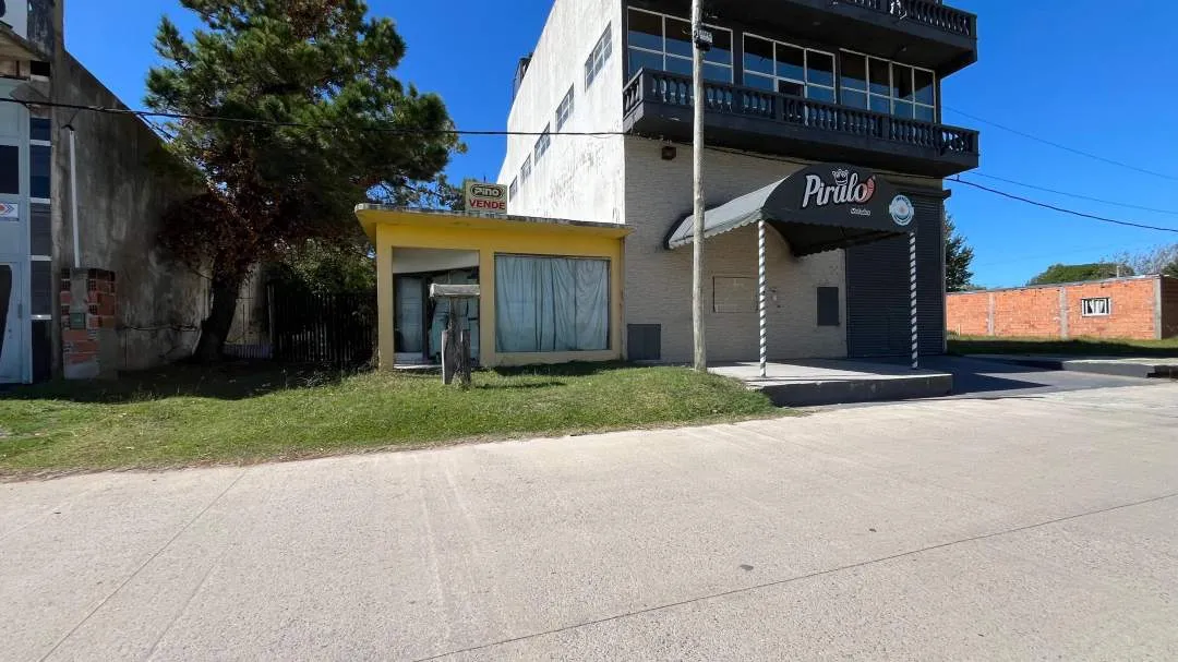 CASA SOLA EN LOTE CON LOCAL  DE 30m2 ¡FRENTE A LA RUTA!