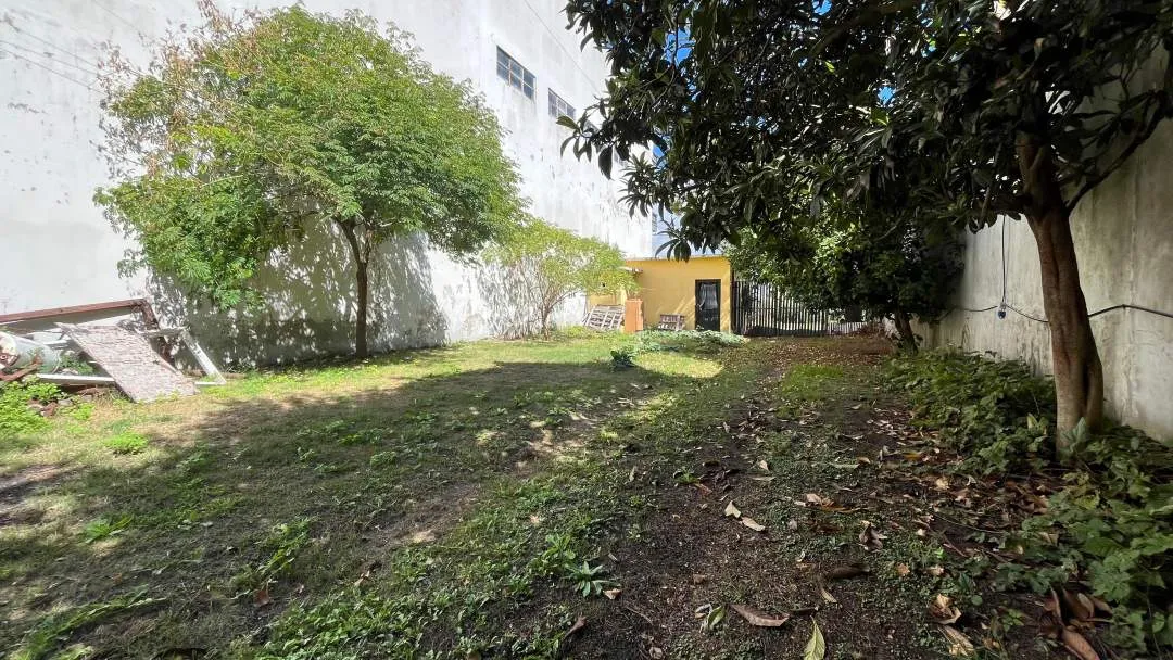 CASA SOLA EN LOTE CON LOCAL  DE 30m2 ¡FRENTE A LA RUTA!