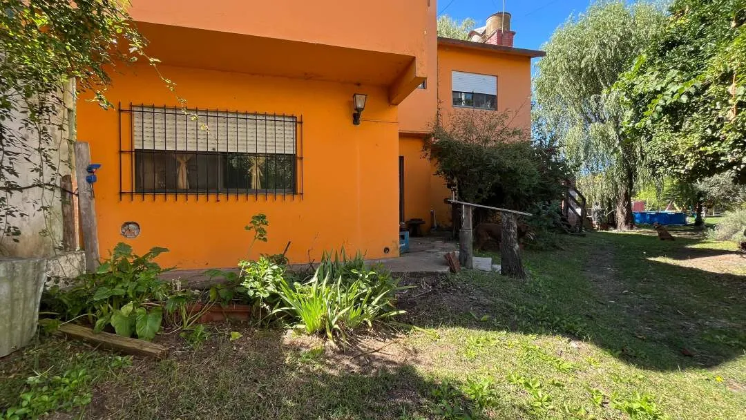 CASA SOLA EN LOTE CON LOCAL  DE 30m2 ¡FRENTE A LA RUTA!