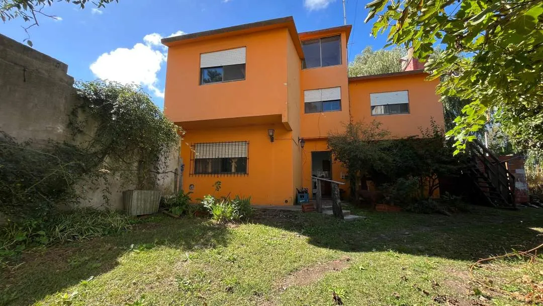 CASA SOLA EN LOTE CON LOCAL  DE 30m2 ¡FRENTE A LA RUTA!