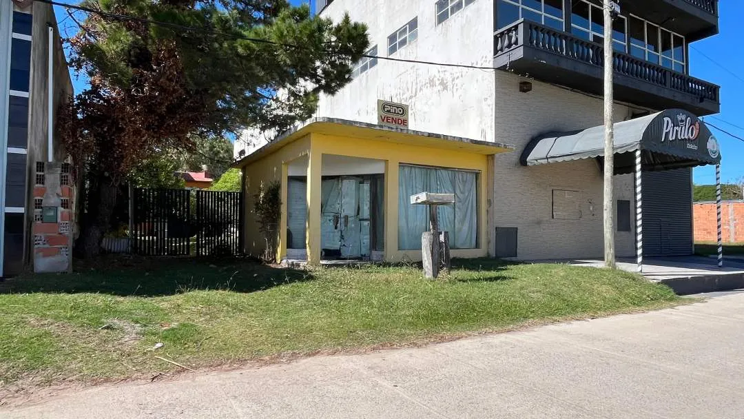CASA SOLA EN LOTE CON LOCAL  DE 30m2 ¡FRENTE A LA RUTA!