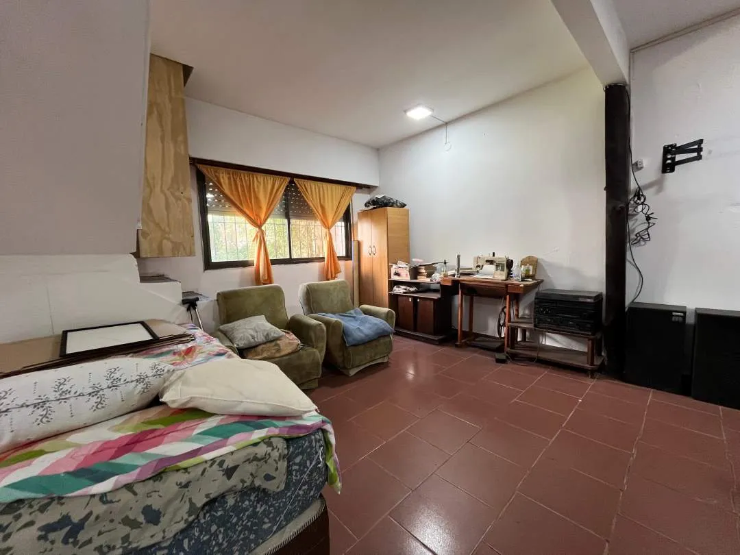 CASA SOLA EN LOTE CON LOCAL  DE 30m2 ¡FRENTE A LA RUTA!