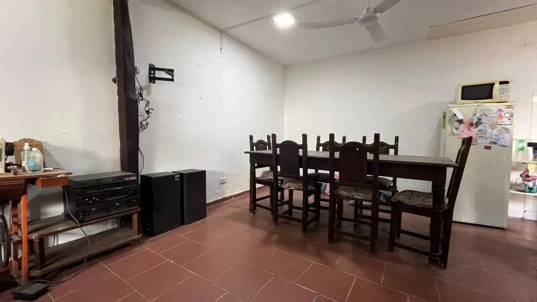 CASA SOLA EN LOTE CON LOCAL  DE 30m2 ¡FRENTE A LA RUTA!