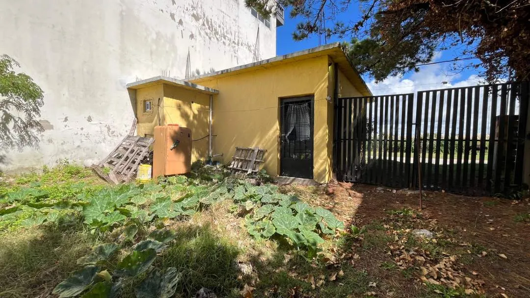 CASA SOLA EN LOTE CON LOCAL  DE 30m2 ¡FRENTE A LA RUTA!