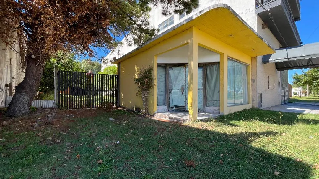 CASA SOLA EN LOTE CON LOCAL  DE 30m2 ¡FRENTE A LA RUTA!