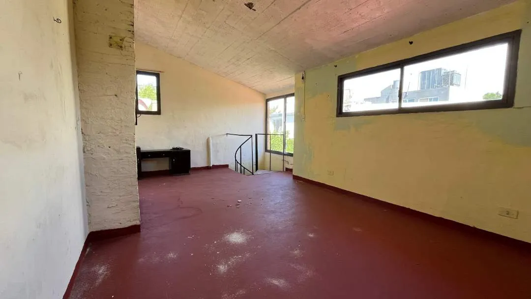 CASA SOLA EN LOTE CON LOCAL  DE 30m2 ¡FRENTE A LA RUTA!