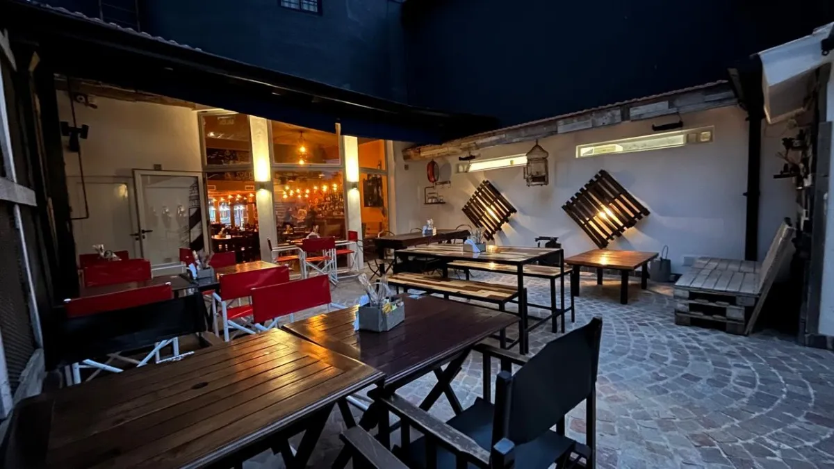 Gran Local Sobre Calle Comercial En Las Toninas ¡completo!