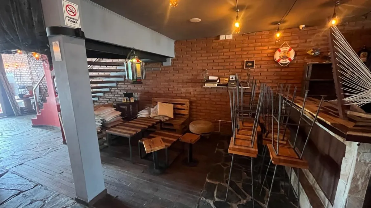 Gran Local Sobre Calle Comercial En Las Toninas ¡completo!