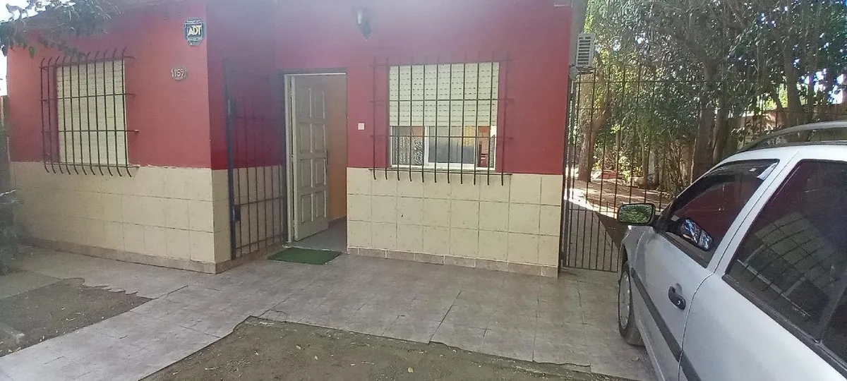 Casa Sola En El Lote - GAS NATURAL Y CLOCAS!