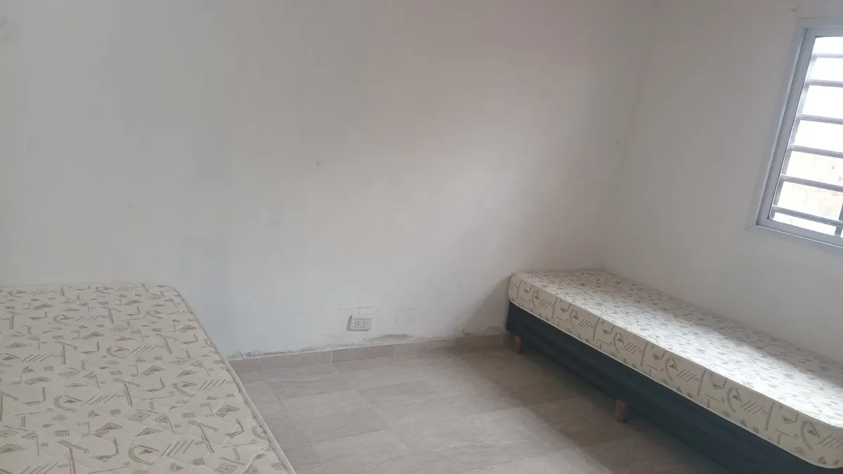 Tipo Casa De 3 Ambientes En Zona Residencial De Las Toninas