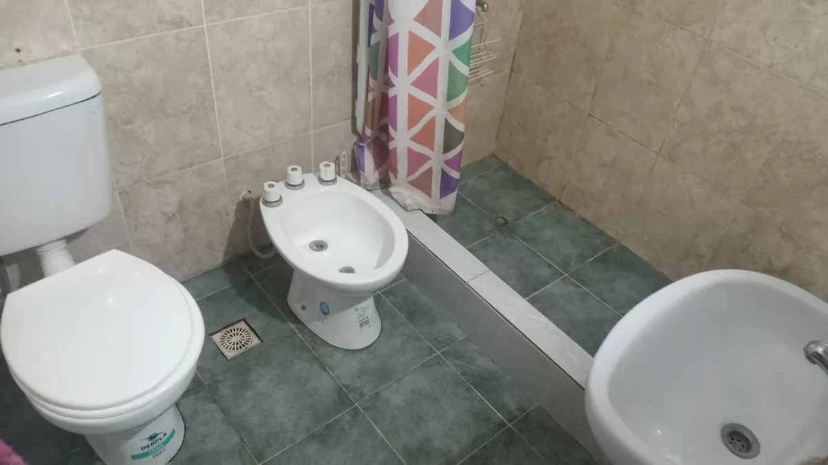 Tipo Casa De 3 Ambientes En Zona Residencial De Las Toninas