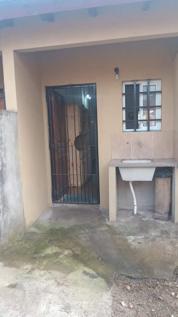 Tipo Casa De 3 Ambientes En Zona Residencial De Las Toninas