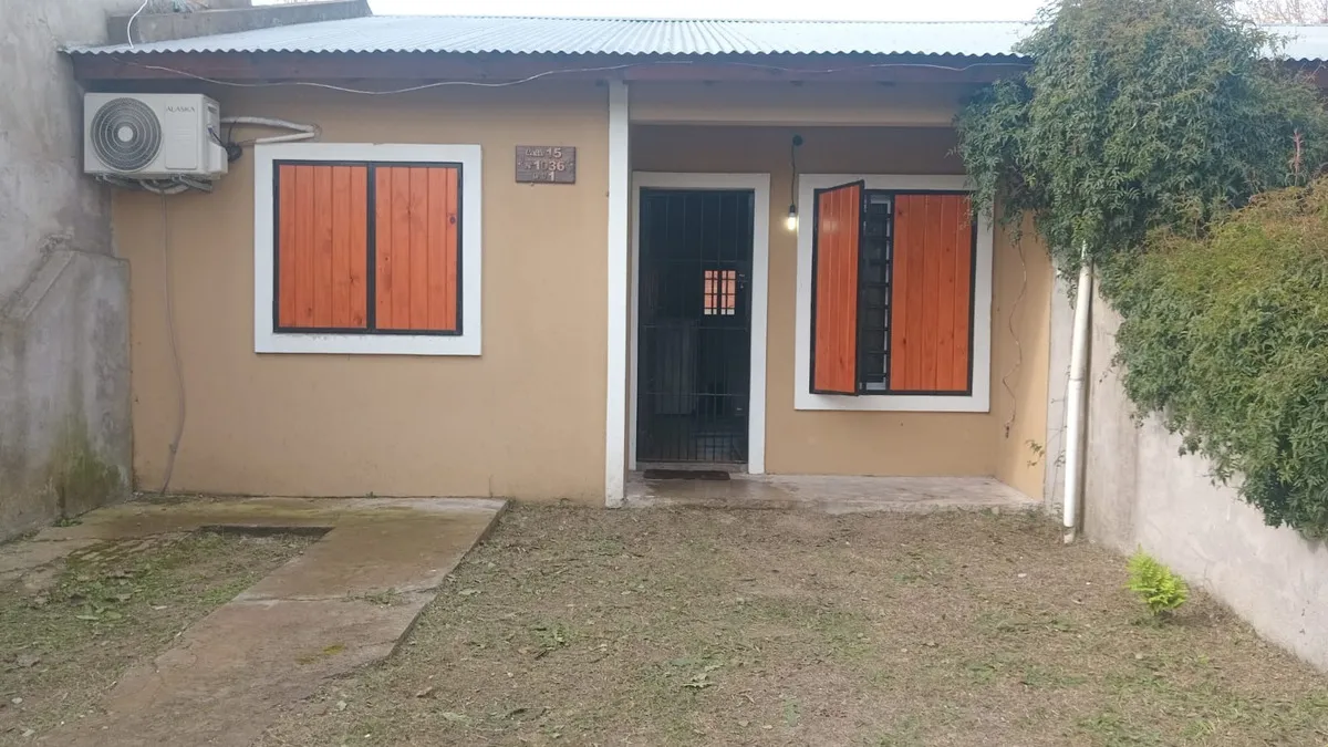 Tipo Casa De 3 Ambientes En Zona Residencial De Las Toninas