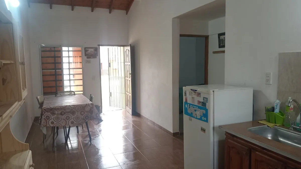 Tipo Casa De 3 Ambientes En Zona Residencial De Las Toninas
