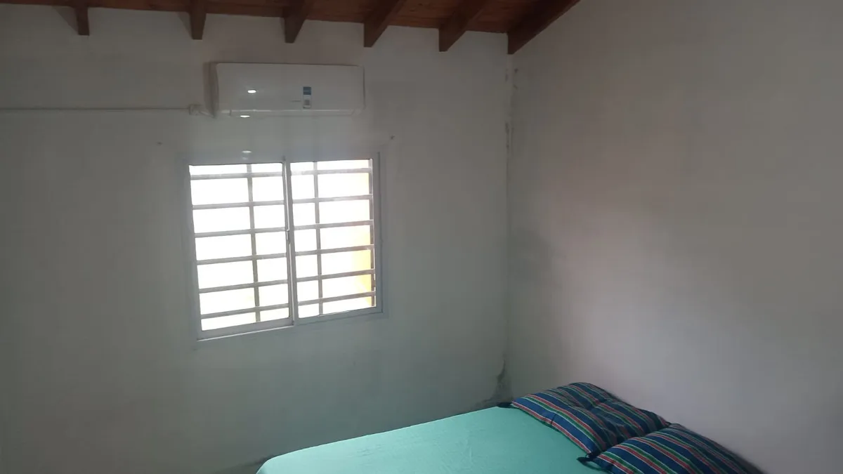 Tipo Casa De 3 Ambientes En Zona Residencial De Las Toninas