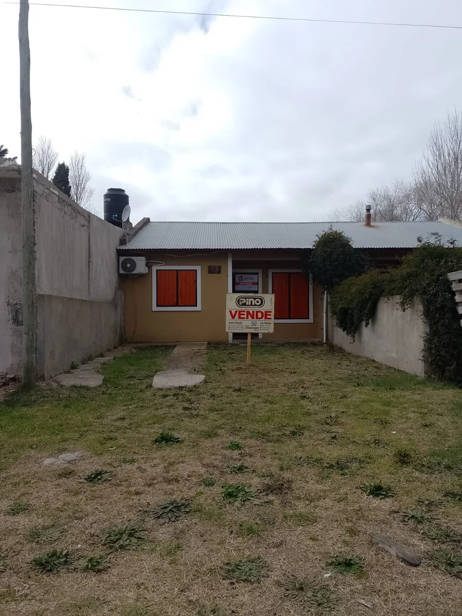 Tipo Casa De 3 Ambientes En Zona Residencial De Las Toninas