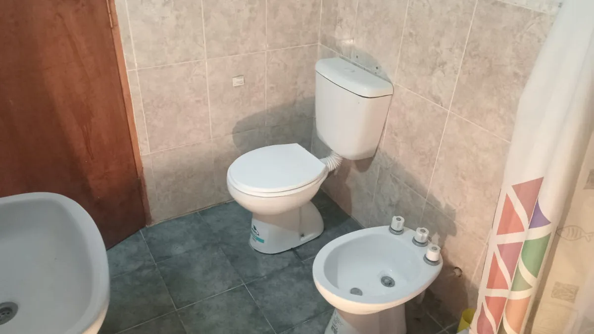 Tipo Casa De 3 Ambientes En Zona Residencial De Las Toninas