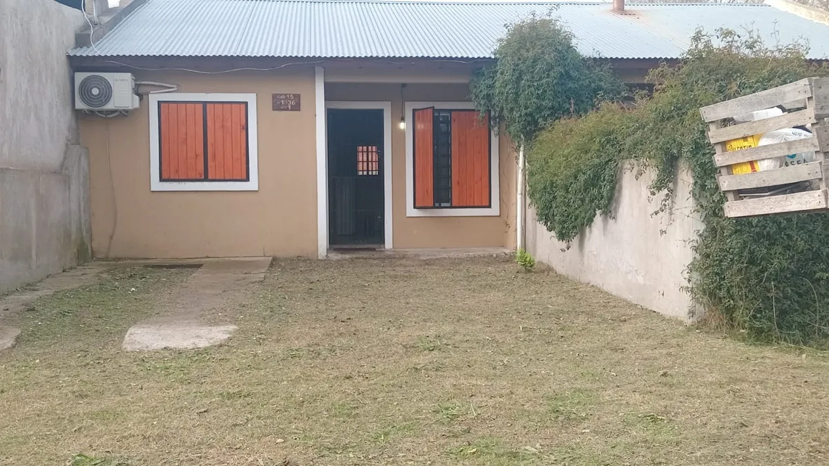 Tipo Casa De 3 Ambientes En Zona Residencial De Las Toninas