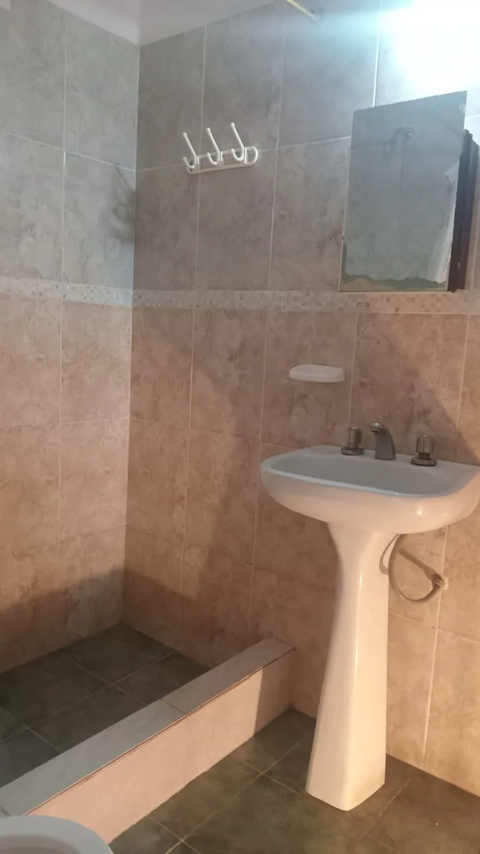 Tipo Casa De 3 Ambientes En Zona Residencial De Las Toninas
