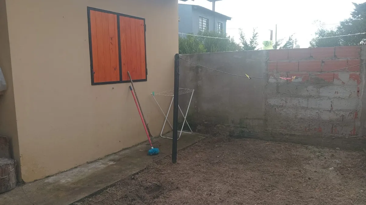 Tipo Casa De 3 Ambientes En Zona Residencial De Las Toninas