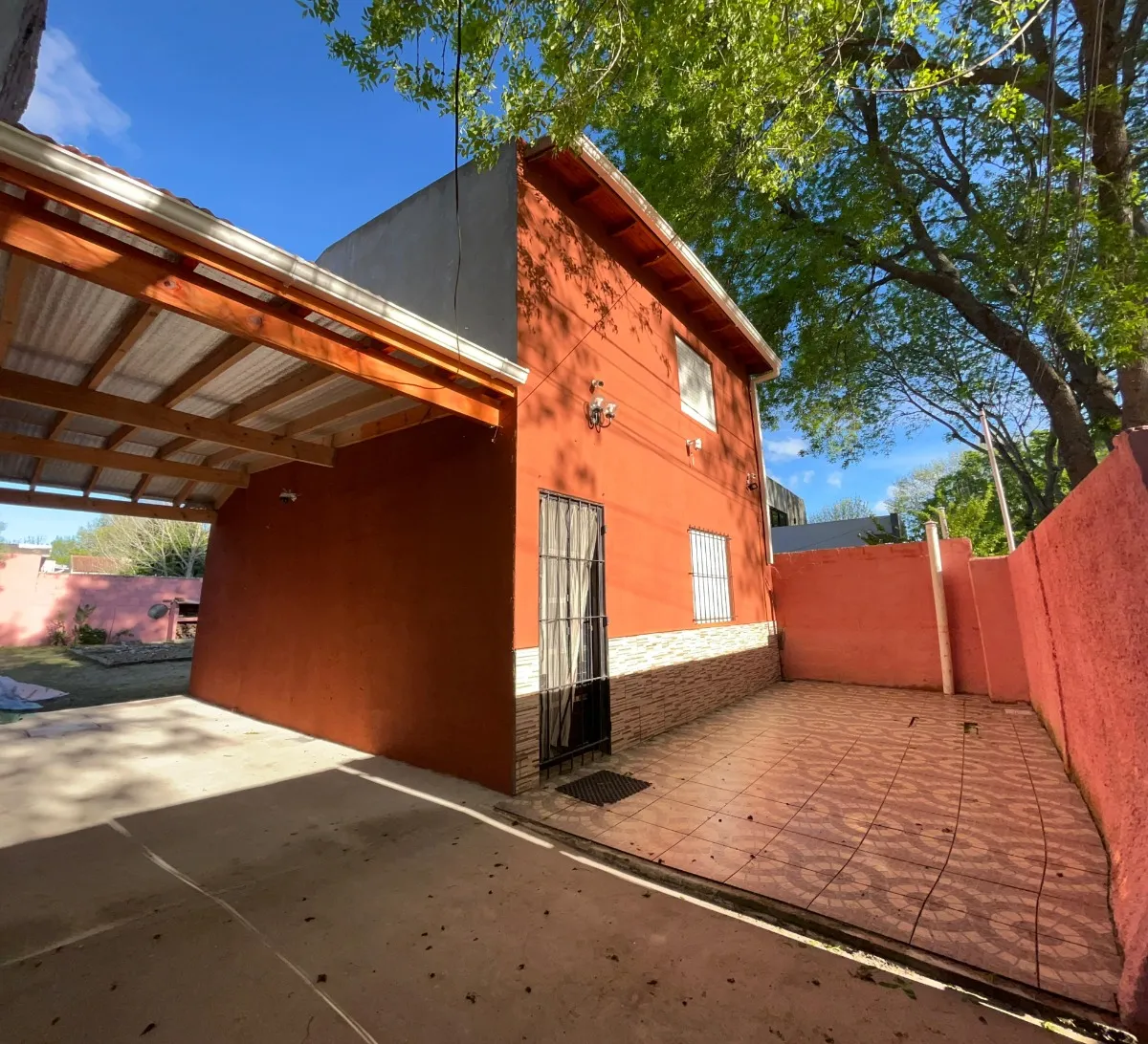 Casa En Venta En Barrio Parque Golf Con Jardín y lote libre