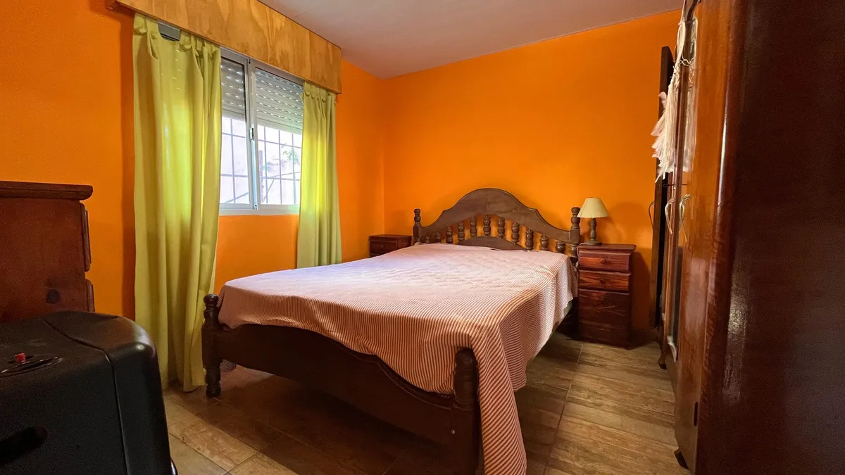 Casa En Venta En Barrio Parque Golf Con Jardín y lote libre