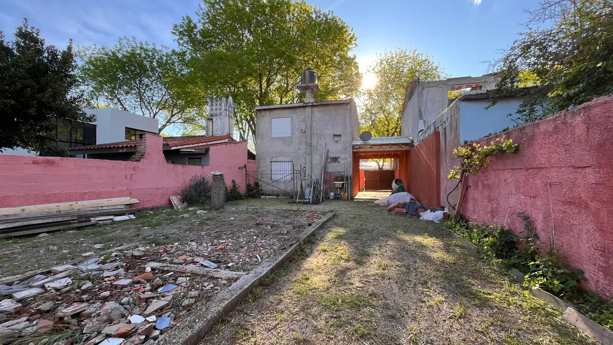 Casa En Venta En Barrio Parque Golf Con Jardín y lote libre