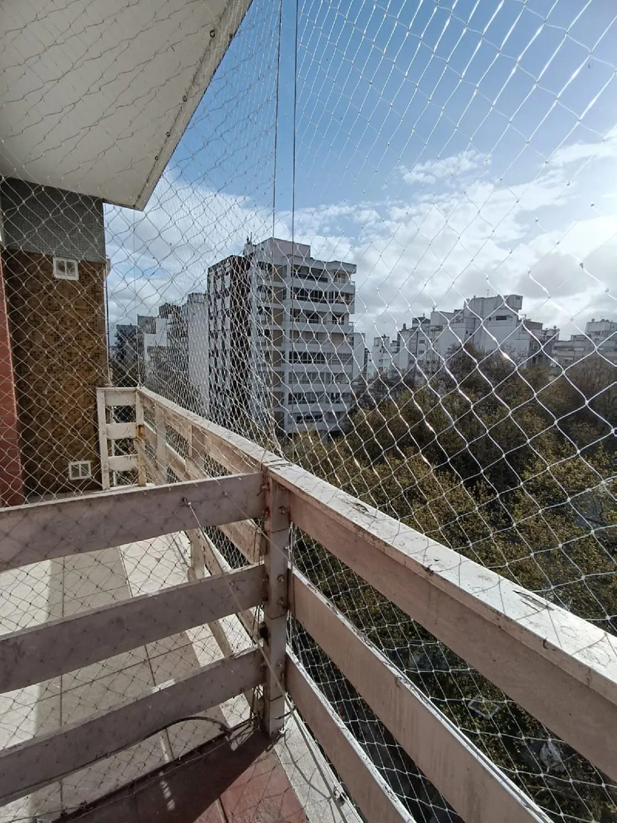 MDP Centro 8to piso con balcon a la calle. Muy buen estado.