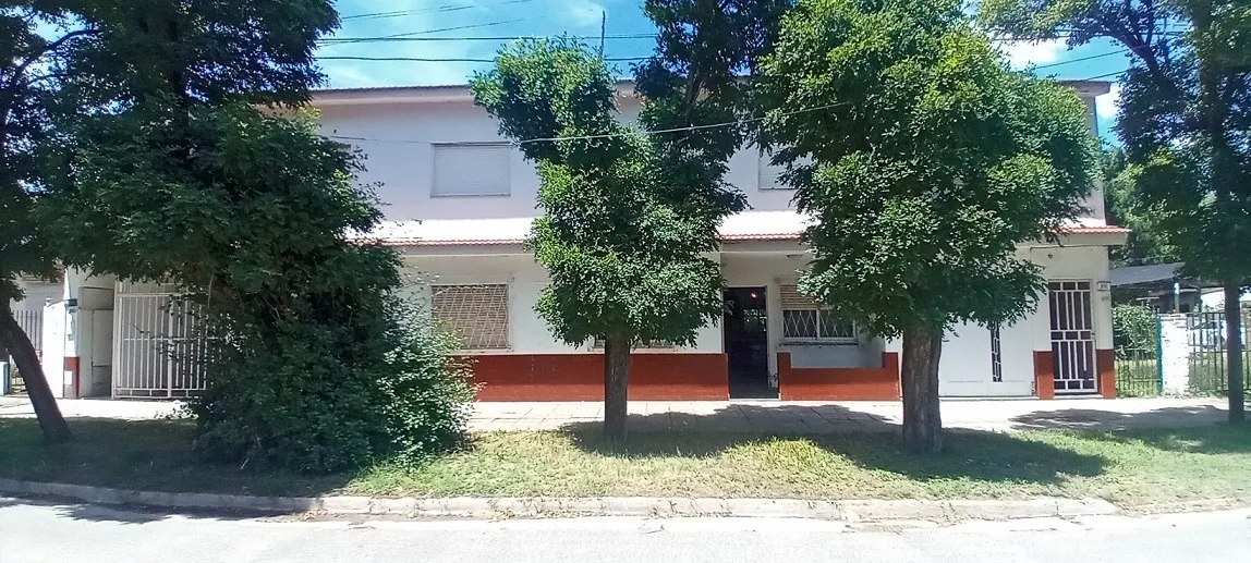 Tipo Casa Con Garage Cubierto + 2 Cocheras Descubiertas