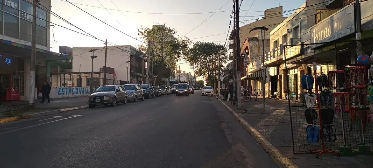Gran Local De 200m2 Sobre Av. 32 A Metros De Peatonal