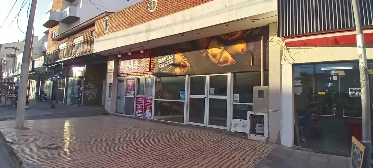 Gran Local De 200m2 Sobre Av. 32 A Metros De Peatonal