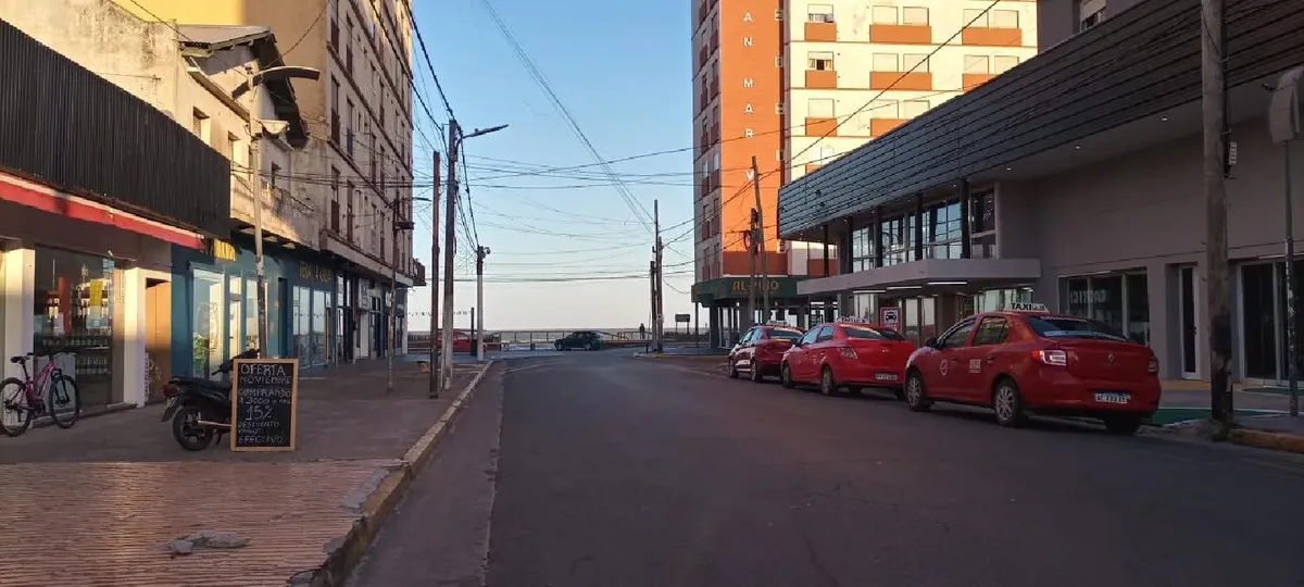 Gran Local De 200m2 Sobre Av. 32 A Metros De Peatonal