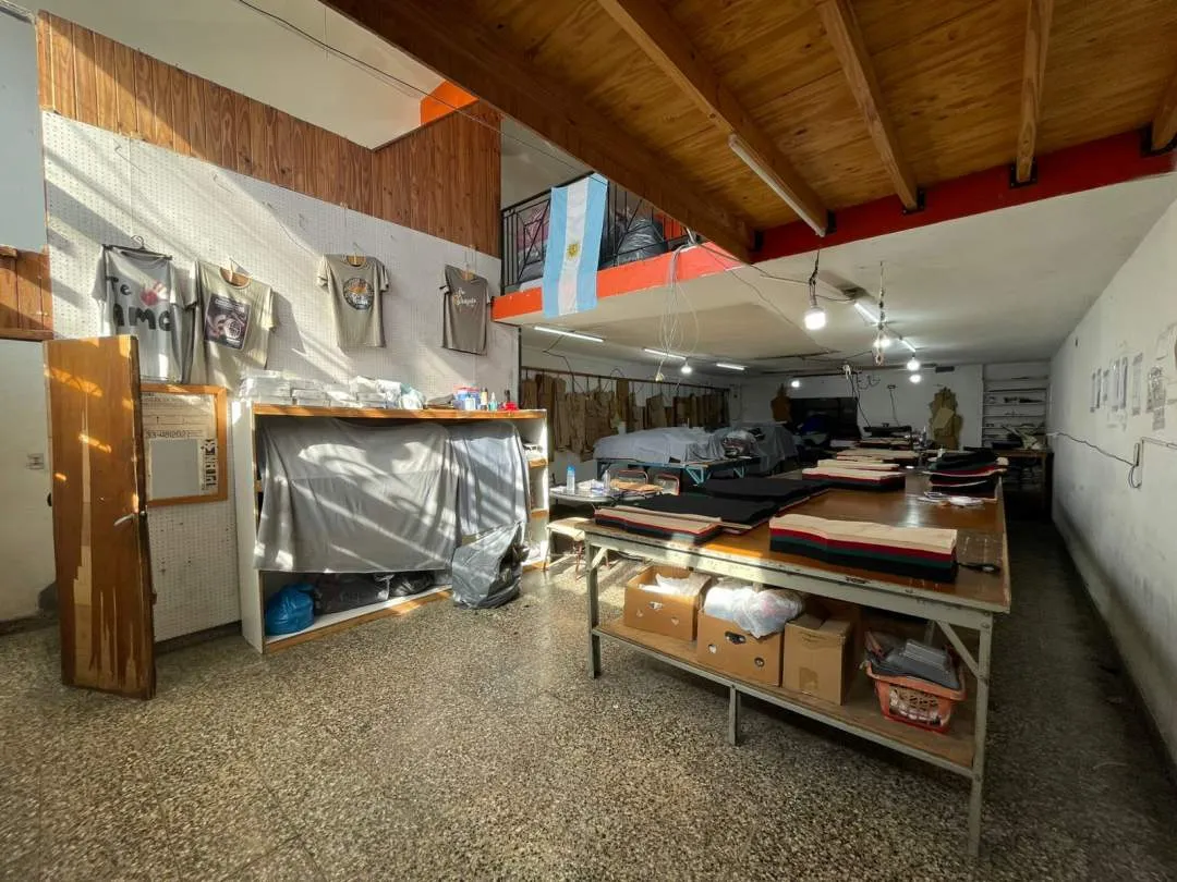 Venta en Block-Local + Casa 3amb