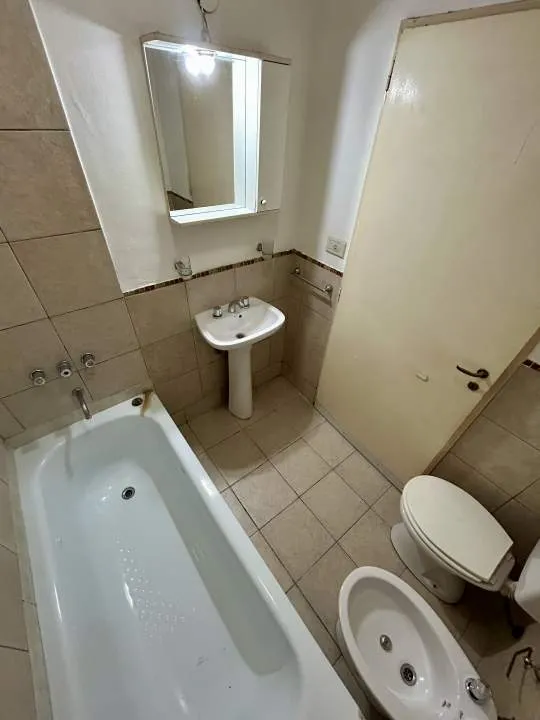 POLA al 2900, VILLA LUGANO. PH de 2 ambientes con DOS PATIOS.  Bajas Expensas. Excelente estado!